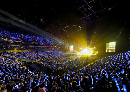 旺财28LED透明屏闪耀伍佰ROCK STAR上海演唱会！