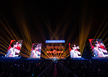 旺财28荧光棒助力时光演唱会震撼开唱